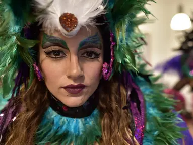 Seorang penari dari The London School of Samba berpose dalam parade karnaval Notting Hill, London, Inggris (31/8/2015). Karnaval Notting Hill ini diadakan untuk merayakan budaya Karibia yang sudah dikenal sejak 1960-an. (AFP PHOTO/LEON Neal)
