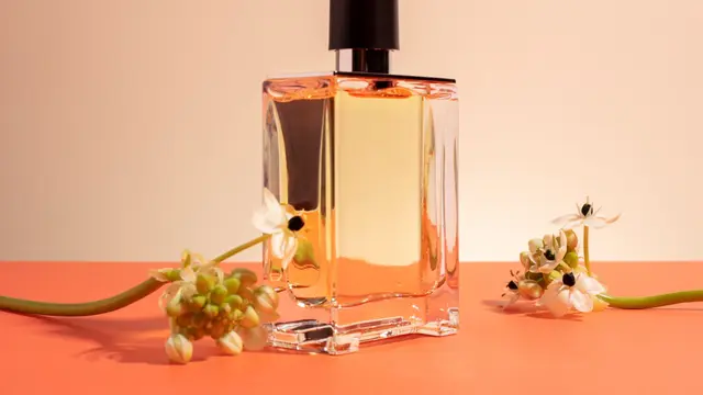 5 Karakter Perempuan Penyuka Parfum Aroma Teh yang Tenang, Elegan, dan Penuh Empati