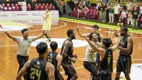 BPJ sukses menaklukkan Pacific Caesar Surabaya dengan skor tipis 85-83 di GOR Pacific Surabaya, Jawa Timur, Minggu (9/2/2025). Mereka mengunci kemenangan di detik-detik akhir setelah Keljin Blevins mencetak three point. (Dok Bima Perkasa Jogja)