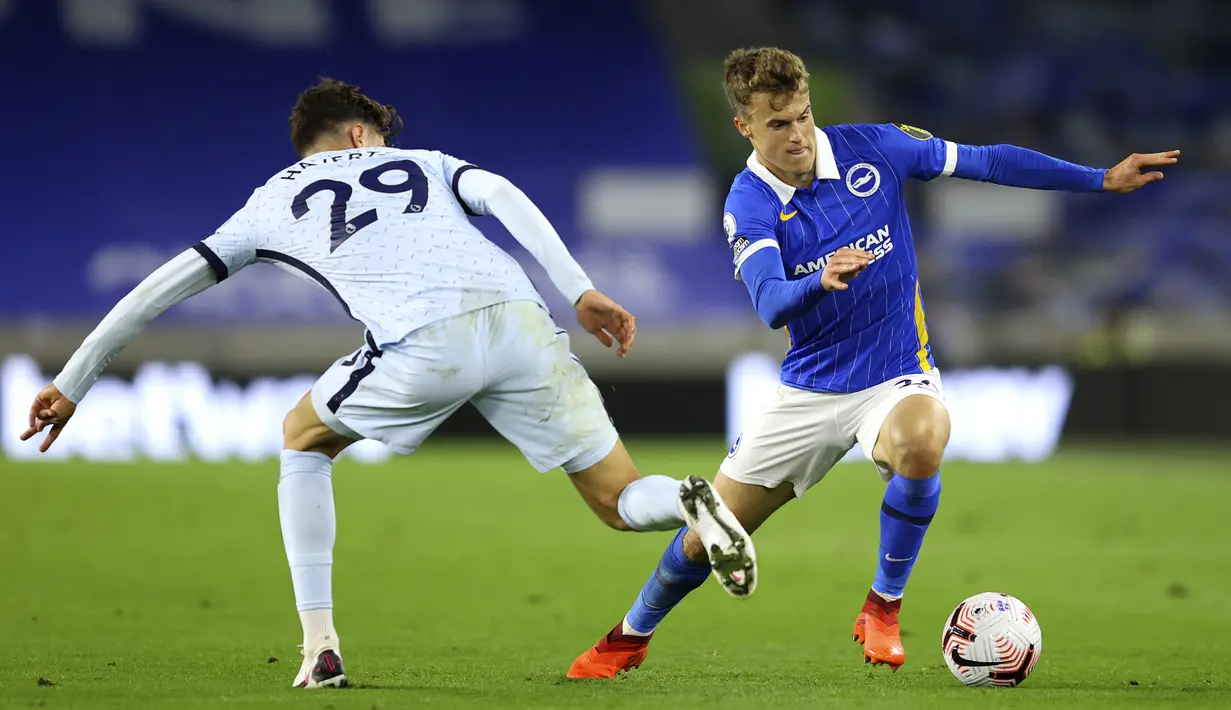 Pemain Brighton & Hove Albion, Solly March berusaha melewati pemain Chelsea, Kai Havertz  pada pertandingan Liga Inggris di Stadion Falmer di Brighton, Inggris, Senin, (14/9/2020). Chelsea menang telak 3-1 atas Brighton. (Richard Heathcote / Pool via AP)