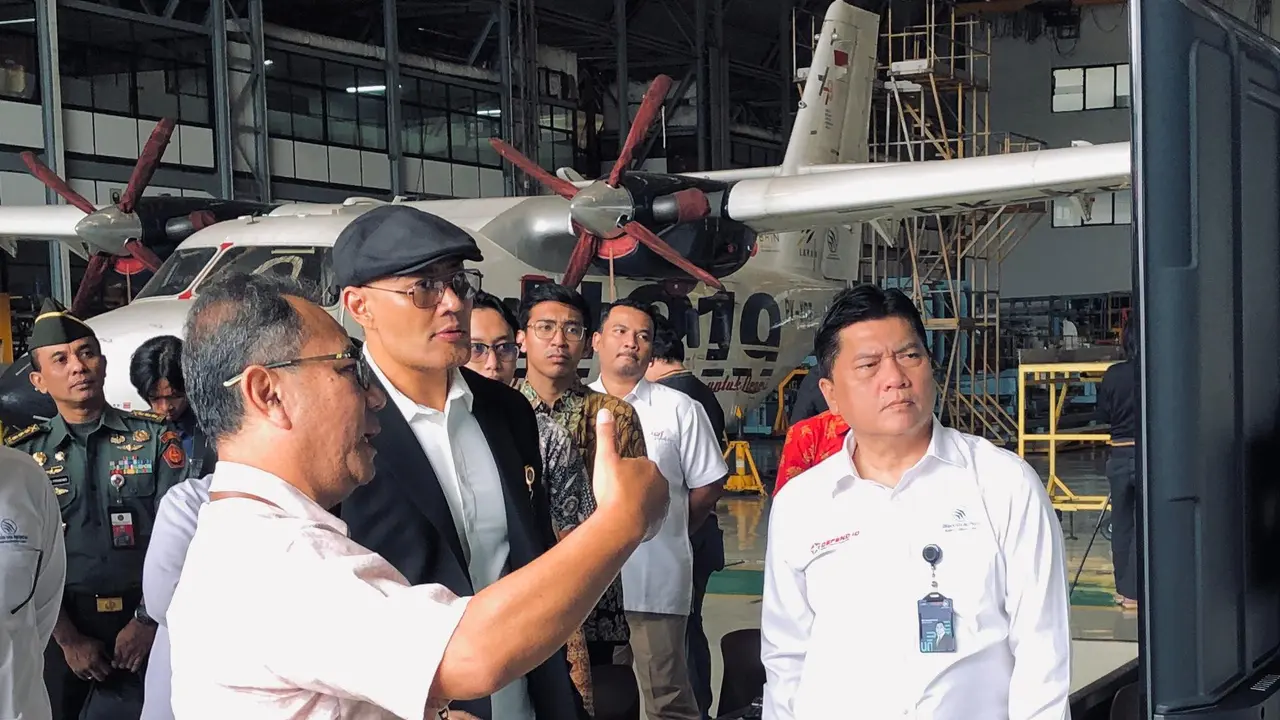 Potret Deddy Corbuzier didampingi Dirut PT DI Gita Amperiawan meninjau pesawat buatan dalam negeri besutan PT DI/Dokumentasi PT DI