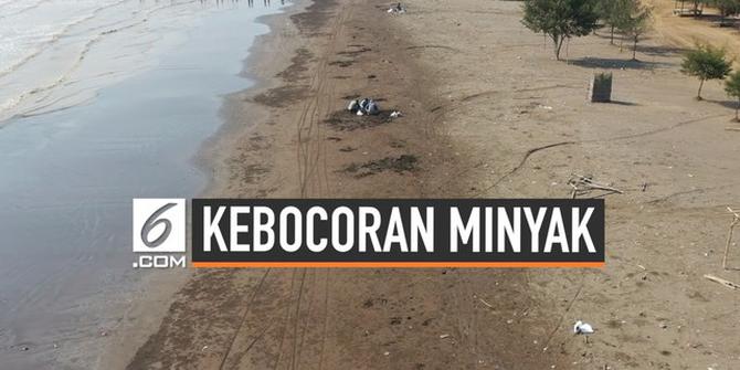 VIDEO: Warga Bersihkan Tumpahan Minyak di Pantai Pakis