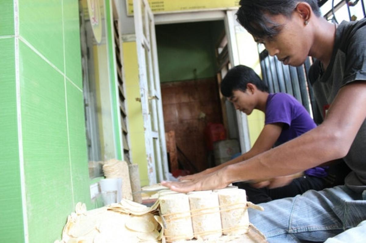 Rupiah anjlok, produsen keripik tempe khas Malang kurangi irisan
