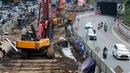 Pekerja menyiapkan alat berat untuk pengerjaan proyek Light Rail Transit (LRT) di depan BNN, Cawang, Jakarta, Selasa (23/5). Pengerjaan LRT Cawang-Dukuh Atas mulai memasuki tahap pengerjaan Long Span pada minggu ini. (Liputan6.com/Yoppy Renato)
