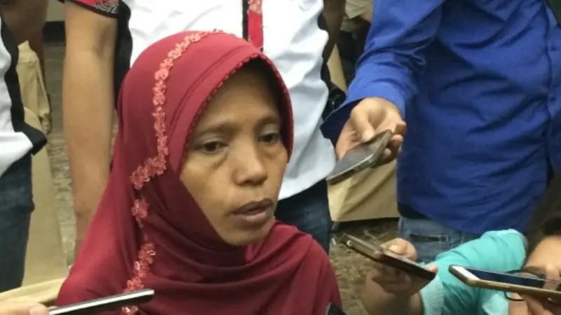 Gariani (52), ibu dari AAP bocah yang dicabuli dan dibunuh pamannya Rizal alias Anwar (24) di lahan Perhutani, Jasinga, Bogor.