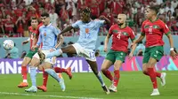 Pemain Spanyol,&nbsp;Nico Williams (tengah) berusaha mencetak gol ke gawang Maroko saat laga babak 16 besar Piala Dunia 2022 yang berlangsung di Education City Stadium, Selasa (06/12/2022). (AP/Francisco Seco)