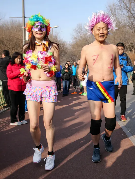 Peserta mengambil bagian dalam lomba lari tahunan Undie Run di Olympic Forest Park, Beijing, 24 Februari 2019. Sejarahnya event Maraton Undie Run merupakan gerakan sosial lingkungan yang pertama kali diselenggarakan di California, AS. (Photo by STR / AFP)