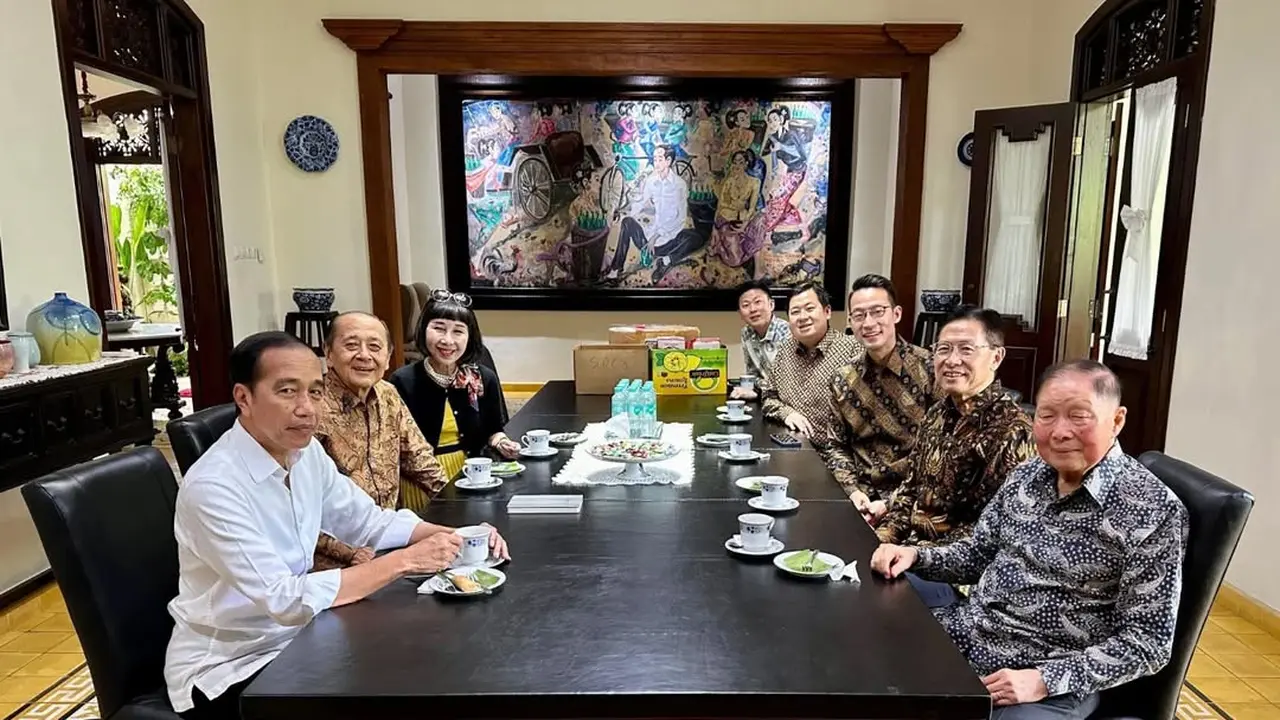 Presiden Indonesia Ketujuh Joko Widodo (Jokowi) bertemu dengan keluarga Grup Lippo di Solo, Jawa Tengah. (Instagram @Jokowi)