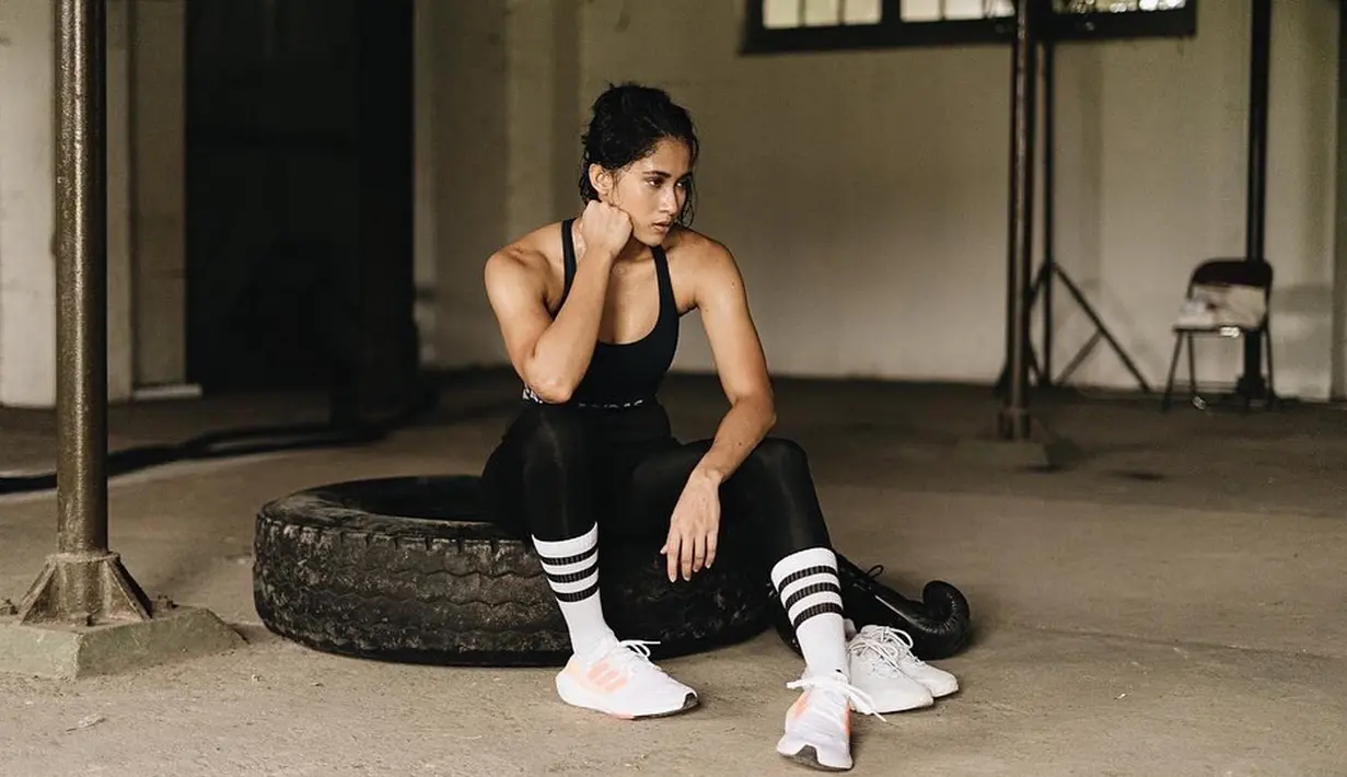 <p>Dalam salah satu adegan trailer film Mencuri Raden Saleh, Aghniny Haque terlibat baku hantam dengan beberapa orang. Ternyata sebelum menjadi artis, Aghniny Haque tergabung dalam Tim Nasional Taekwondo Indonesia pada 2011-2016. (Instagram/aghninyhaque)</p>