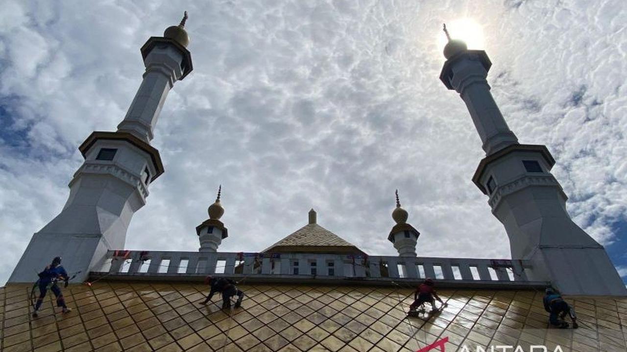 TCC Gelar Aksi Bersih-bersih Masjid Agung Tasikmalaya dengan Teknik Vertikal