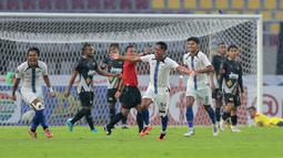 Selebrasi pemain PSIS Semarang, Eka Febri Yogi Setiawan (tengah) setelah mencetak gol penyeimbang 1-1 ke gawang Dewa United FC dalam lanjutan babak penyisihan Grup A Piala Presiden 2022 antara Dewa United FC menghadapi PSIS Semarang di Stadion Manahan, Solo, Jawa Tengah, Jumat (17/6/2022). (Bola.com/Arief Bagus)