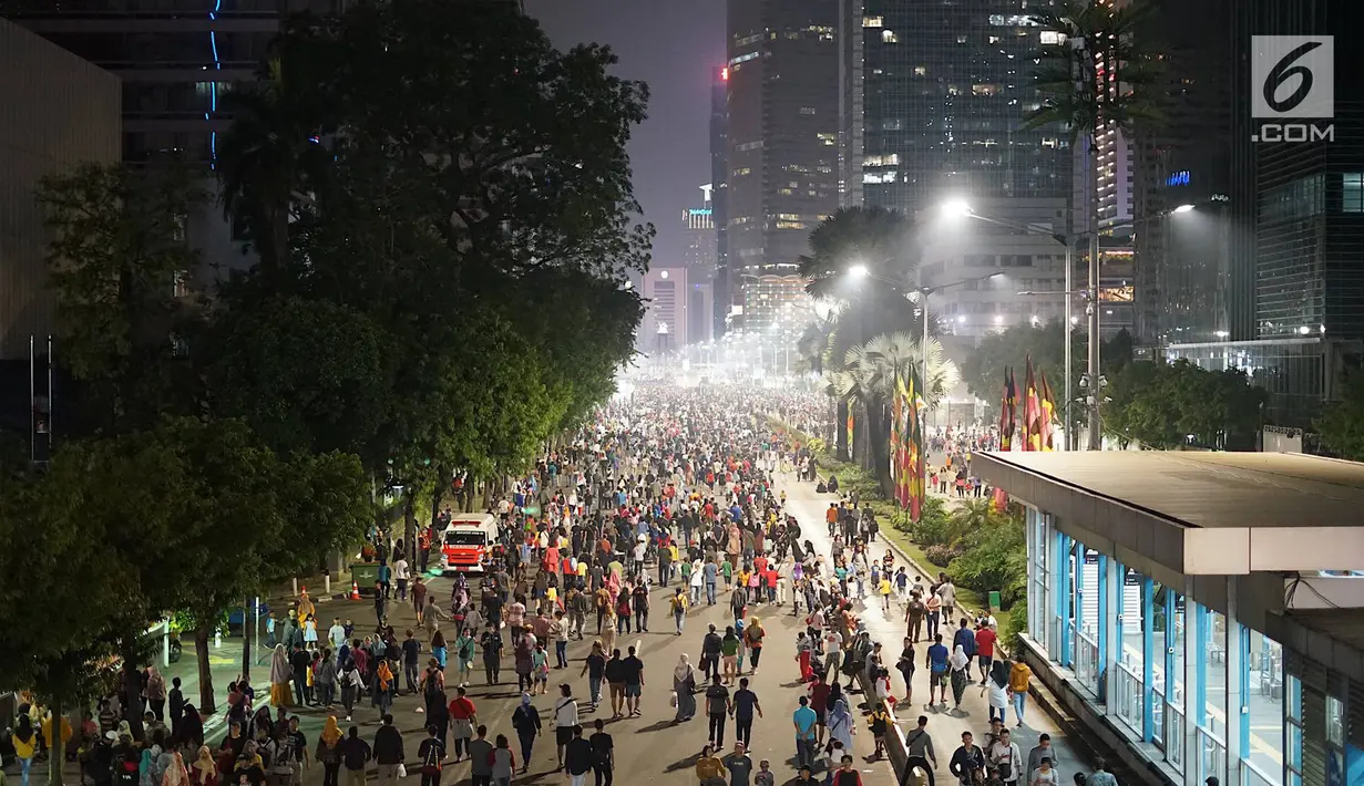 Ribuan warga memadati Jalan MH Thamrin pada malam puncak peringatan HUT DKI Jakarta ke-492 di Bundaran HI Jakarta, Sabtu, (22/6/2019). Peringatan HUT Jakarta dibuka Gubernur DKI Jakarta Anies Baswedan. (Liputan6.com/Immanuel Antonius)
