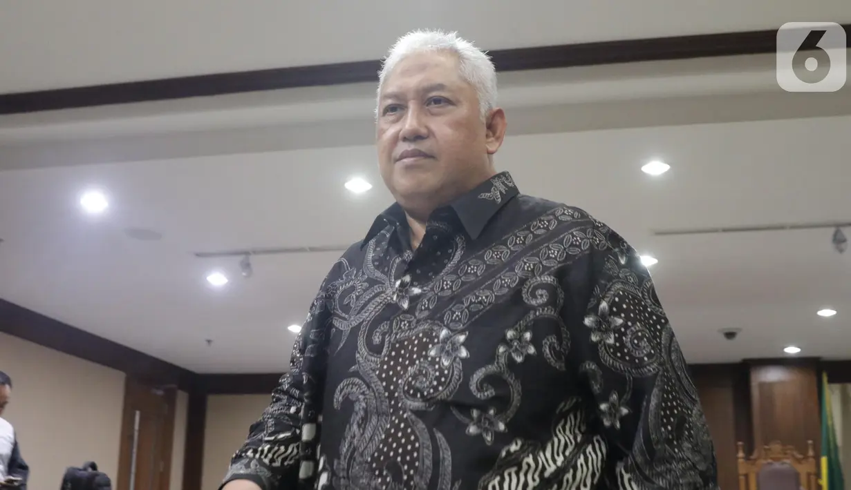 Terdakwa suap pengadaan barang di Badan Keamanan Laut (Bakamla), Erwin Syaaf Arief usai menjalani sidang putusan di Pengadilan Tipikor, Jakarta, Senin (14/10/2019). Majelis Hakim menyatakan Erwin Syaaf Arief bersalah dan dihukum 2,5 tahun penjara, denda Rp100 juta. (Liputan6.com/Helmi Fithriansyah)