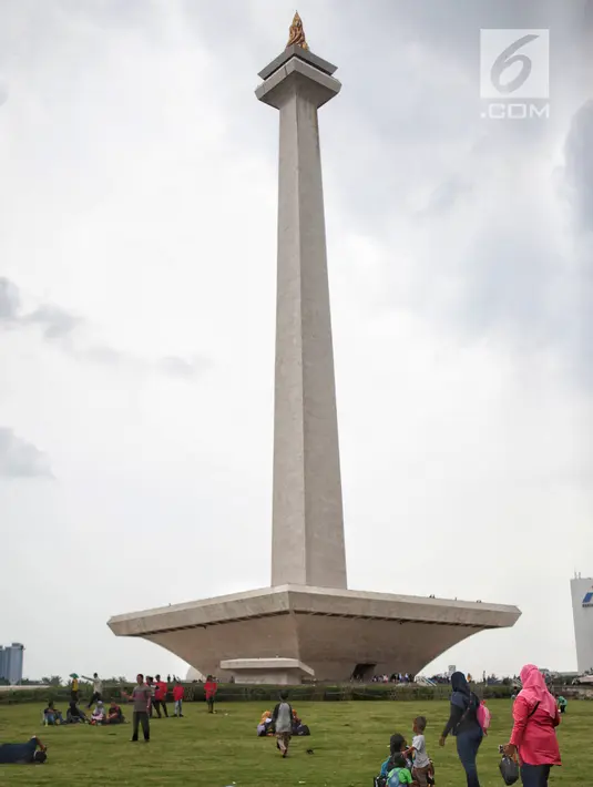Sejumlah pengunjung berjalan-jalan di kawasan Monumen Nasional (Monas), Jakarta, Sabtu (22/12). Libur sekolah yang berbarengan dengan libur Natal dan Tahun Baru dimanfaatkan masyarakat untuk pergi berwisata ke Monas. (Liputan6.com/Faizal Fanani)