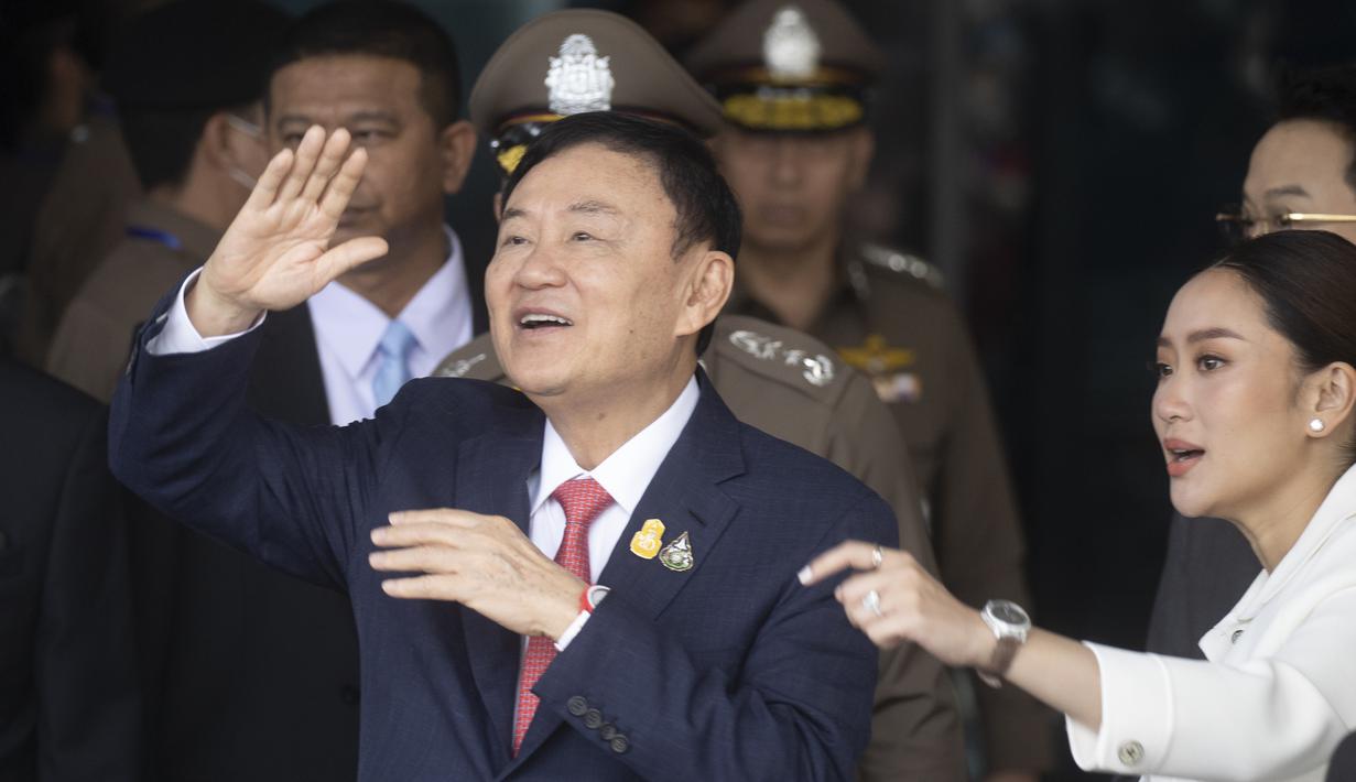 Thaksin kemudian dibawa pergi oleh para petugas untuk menghadapi penangkapan atas kasus-kasus kriminal lama.  (AP Photo/Wason Wanichakorn)