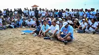 Kegiatan Gibran di Pantai bertajuk "Gibran Suryaning Sanur". (SONNY TUMBELAKA/AFP)
