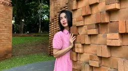 Dalam unggahan Instagram terbarunya, Ussy Sulistiawaty tampil menawan dengan busana dress pink yang menyala. Gayanya pun terlihat girly bak anak ABG yang tampil gaya di depan kamera. Tidak sedikit dari para seleb pun turut memberikan pujian di kolom komentar Instagramnya. (Liputan6.com/IG/@ussypratama)