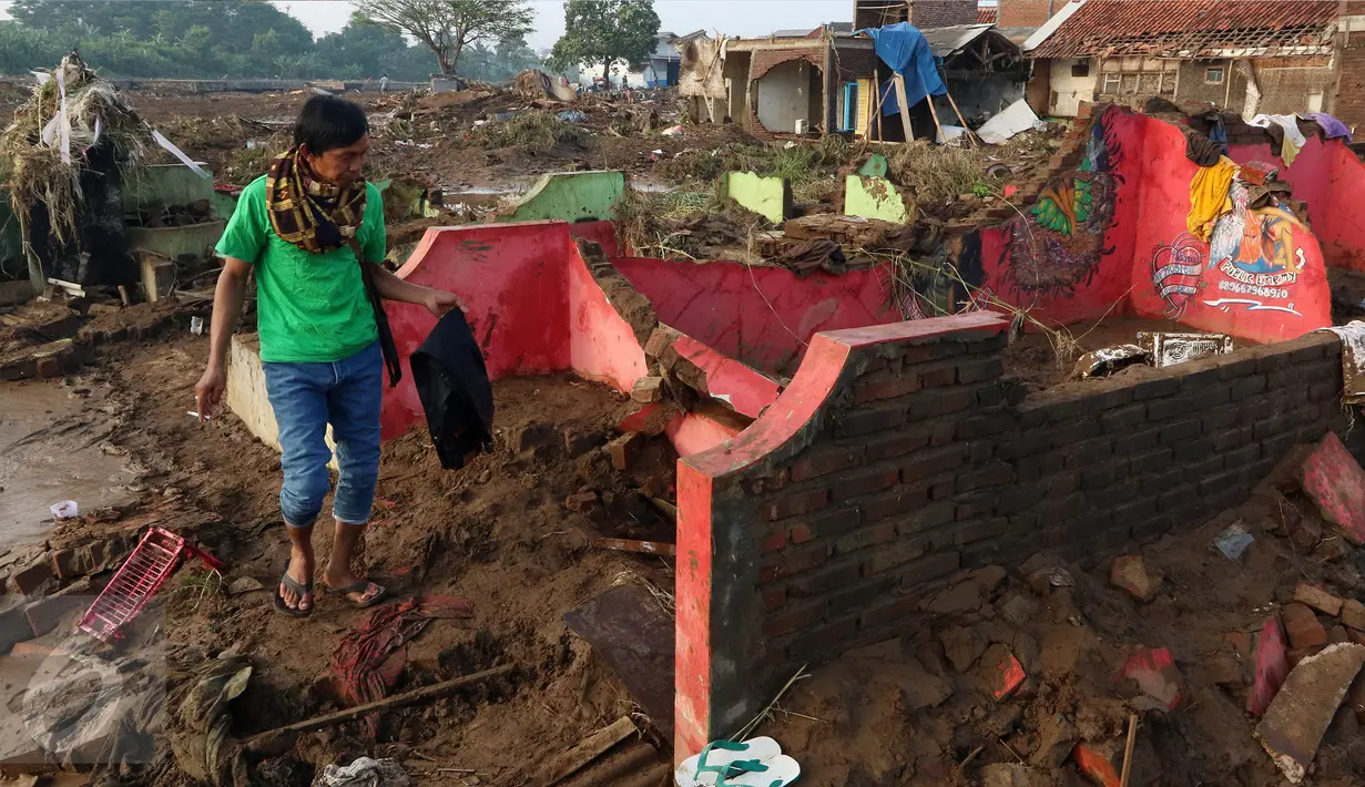 Sisa puing bangunan rumah yang diterjang banjir bandang di Kampung Cimacan, Kecamatan Tarogong, Kabupaten Garut, Kamis (22/9). Berdasarkan data sementara Basarnas Jabar, 23 orang tewas, belasan hilang dan 59 orang luka-luka. (Liputan6.com/Johan Tallo)