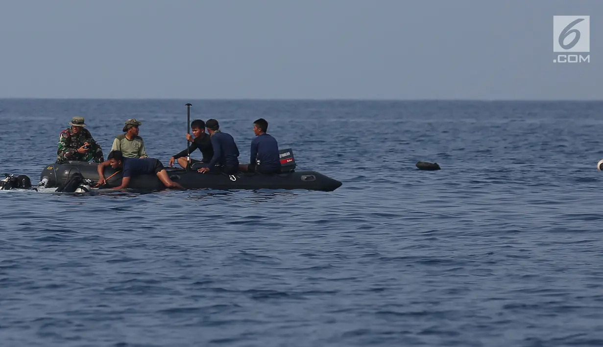Tim TNI AL saat melakukan pencarian jatuhnya pesawat Lion Air JT 610 di perairan Karawang, Jawa Barat Rabu (31/10).  Hari ke-3 pencarian diduga adanya temuan benda logam sepanjang 20 meter yang terdeteksi sonar KRI Rigel. (Merdeka.com/Imam Buhori)