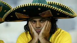 Wajah murung pendukung Brasil usai timnya dicukur Jerman 1-7 pada babak semifinal Piala Dunia 2014, Selasa (8/7/14). (REUTERS/Leonhard Foeger)