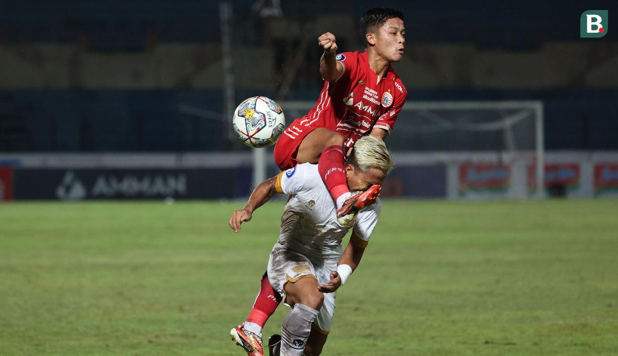 Pemain Persija Jakarta, Rio Fahmi (atas) berusaha menghentikan laju pemain Dewa United, Fahmi Al-Ayyubi dalam laga pekan ke-16 BRI Liga 1 2022/2023 di Stadion Sultan Agung, Bantul, Yogyakarta, Selasa (20/12/2022) malam WIB. (Bola.com/Ikhwan Yanuar)