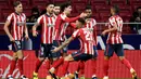 Para pemain Atletico Madrid merayakan gol yang dicetak oleh Joao Felix ke gawang Valencia pada laga Liga Spanyol di Stadion Wanda Metropolitano, Minggu (24/1/2021). Atletico Madrid menang dengan skor 3-1. (AFP/Pierre Philippe Marcou)