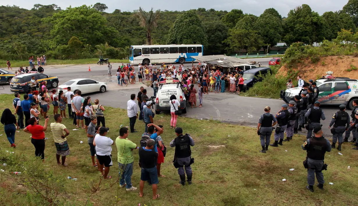 Kerabat dari para narapidana berkumpul di pos pemeriksaan menyusul kerusuhan yang terjadi di dalam penjara kota Amazon, Brasil, Senin (2/1). Setidaknya 60 orang tewas akibat kerusuhan yang dipicu persaingan antargeng narkoba. (REUTERS/Michael Dantas)