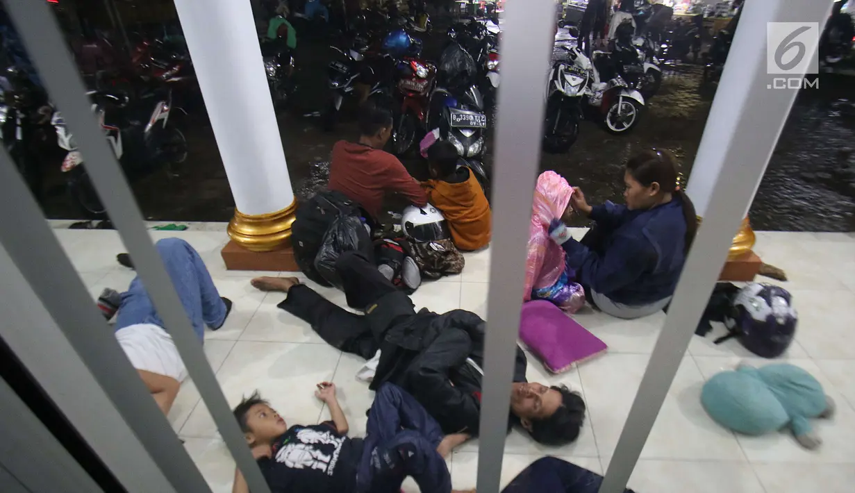 Pemudik roda dua beristirahat di halaman masjid saat terjadi hujan di Jalan Pantura Cirebon, Jawa Barat, Jumat, Malam (30/6). Sebagian pemudik roda dua memilih untuk beristirahat sambil menunggu hujan reda. (Liputan6.com/Helmi Afandi)