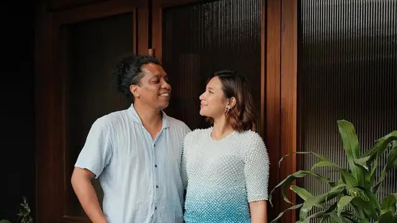 5 Potret Ruang TV Rumah Arie Kriting dan Indah Permatasari, Konsep Modern Terintegrasi dengan Dapur