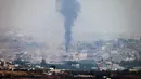 Gambar yang diambil dari posisi di perbatasan Israel dengan Jalur Gaza memperlihatkan kepulan asap hitam akibat pengeboman Israel di wilayah Palestina yang terkepung pada 18 Mei 2025. (Menahem KAHANA/AFP)