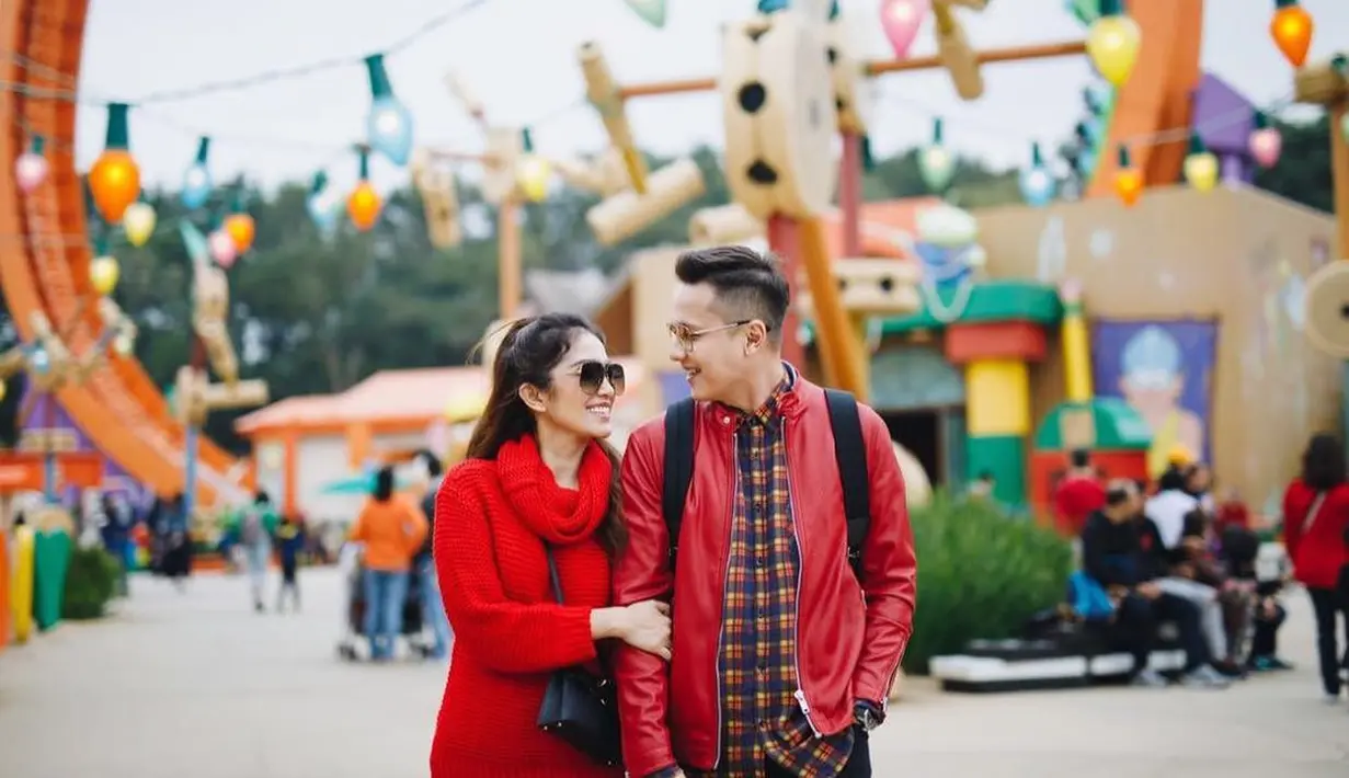 Berbagai persiapan dilakukan sebelum melamar sang kekasih yang telah dua tahun dipacarinya saat itu. Tempat yang telah dihias dengan bunga dengan dikelilingi lilin yang berjumlah ratusan. (Instagram/ussypratama)