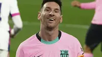Kapten Barcelona, Lionel Messi tersenyum saat menghadapi Valladolid pada laga pekan ke-15 Liga Spanyol di Stadion Jose Zorrilla, Selasa (22/12/2020). Lionel Messi resmi melewati rekor Pele saat membantu Barcelona menggulung Valladolid 3-0 dalam laga tersebut. (Cesar Manso/Pool via AP)