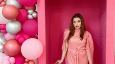 Sejak bercerai dengan Tamara Bleszynski, kehidupan Teuku Rafly masih tetap menjadi sorotan. Menikah dengan Nourah Syahfirah, kini ia sudah dikaruniai tiga orang anak dalam pernikahannya keduanya tersebut. Dalam kesehariannya, sosok istrinya ini pun tidak luput dari sorotan. (Liputan6.com/IG/@nourahsheivirah)