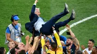 Pelatih timnas Prancis, Didier Deschamps, berhasil membawa timnya meraih trofi Piala Dunia 2018, setelah meraih kemenangan 4-2 atas Kroasia dalam laga final di Luzhniki Stadium, Minggu (15/7/2018). (AFP/Alexander Nemenov)