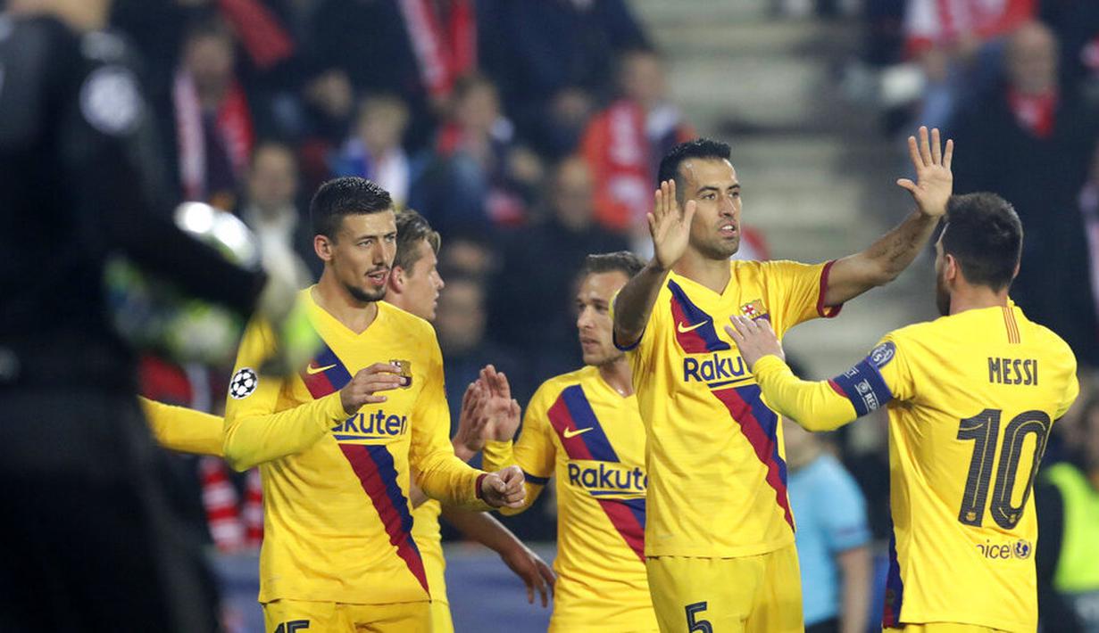 Para pemain Barcelona merayakan gol ke gawang Slavia Praha pada laga Liga Champions 2019 di Stadion Sinobo, Rabu (23/10). Barcelona menang 2-1 atas Slavia Praha. (AP/Petr David Josek)