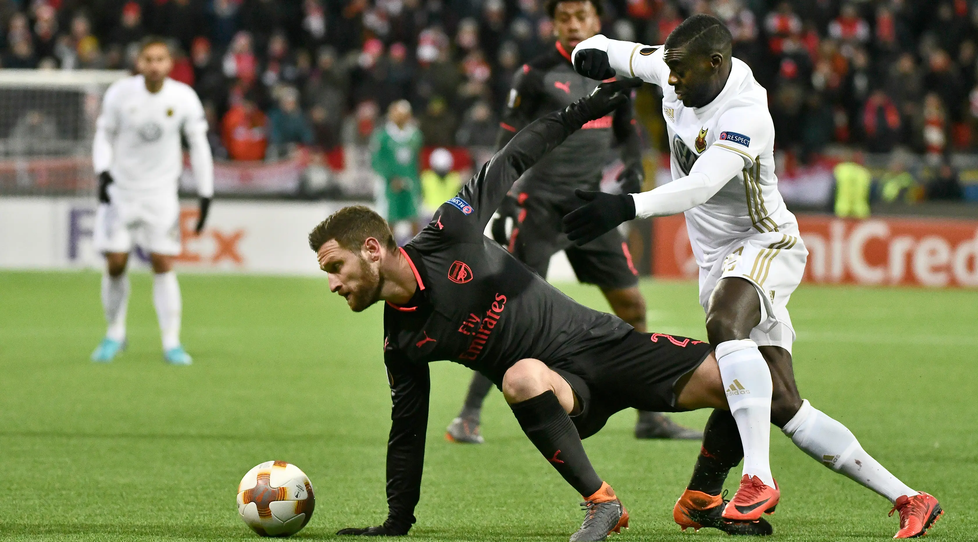 Pemain Arsenal, Shkodran Mustafi berebut bola dengan pemain Ostersunds, Ken Sema pada laga leg pertama babak 32 besar Liga Europa di Jamtkraft Arena, Jumat (16/2). Arsenal meraih kemenangan mudah 3-0. (Robert HENRIKSSON/TT NEWS AGENCY/AFP)