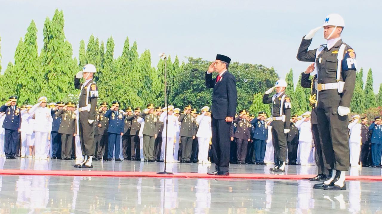 Presiden Jokowi Pimpin Upacara Hari Pahlawan di TMP Kalibata