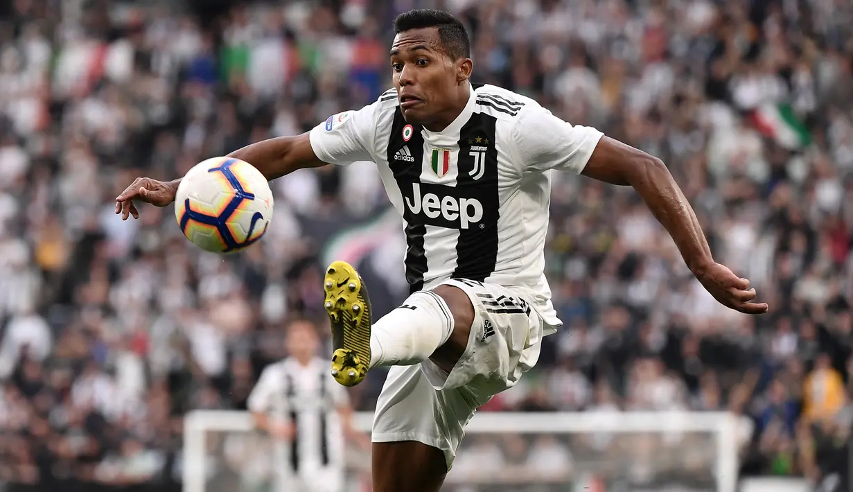 6. Alex Sandro (26 juta euro) - Bek kiri asal Brasil ini didatangkan Juventus dari Porto pada bursa transfer musim panas 2015. Alex Sandro dipinang Juventus dengan transfer senilai 26 juta euro. (AFP/Marco Bertorello)