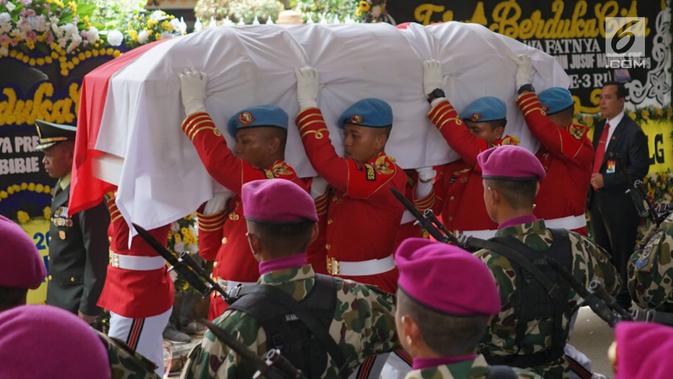 Anggota Pasukan Paspampres membawa jenazah Presiden ke-3 RI Bacharuddin Jusuf Habibie saat prosesi penyerahan jenazah kepada negara di Patra Kuningan, Jakarta, Kamis (12/9/2019). Jenazah BJ Habibie diberangkatkan ke Taman Makam Pahlawan Kalibata untuk dimakamkan. (Liputan6.com/Immanuel Antonius)