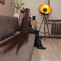 Seperti Rapunzel, rambut perempuan ini sangat panjang. Dia merawat dan tak pernah memotongnya selama 20 tahun. | via: thesun.co.uk