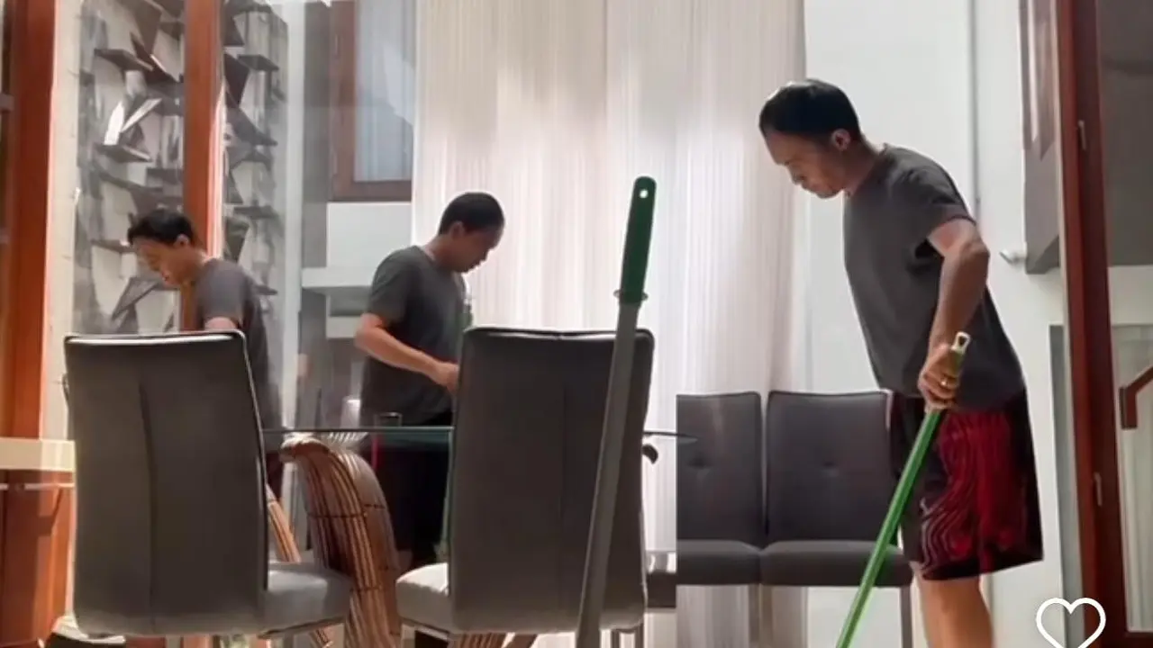 Menteri Kehutanan (Menhut) Raja Juli Antoni mengunggah aktivitasnya di kala libur lebaran dengan bersih-bersih rumah.