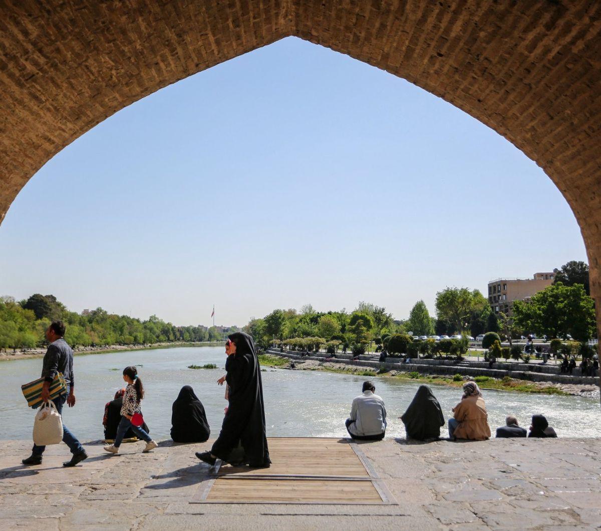 Kota Isfahan, yang berlokasi sekitar 340 km di selatan Teheran, ibu kota Iran, dilaporkan menjadi target serangan balasan Israel, pada Jumat (19/4/2024) kemarin. Kota ini menjadi pusat nuklir Iran serta pangkalan udara militer utama negara tersebut. <br><