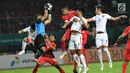 Kiper Indonesia Andritany Ardhiyasa menangkap bola saat bertanding melawan Hong Kong pada pertandingan terakhir Grup A sepak bola Asian Games 2018 di Stadion Patriot Candrabhaga, Senin (20/8). Indonesia menang 3-1. (Kapanlagi.com/Agus Apriyanto)