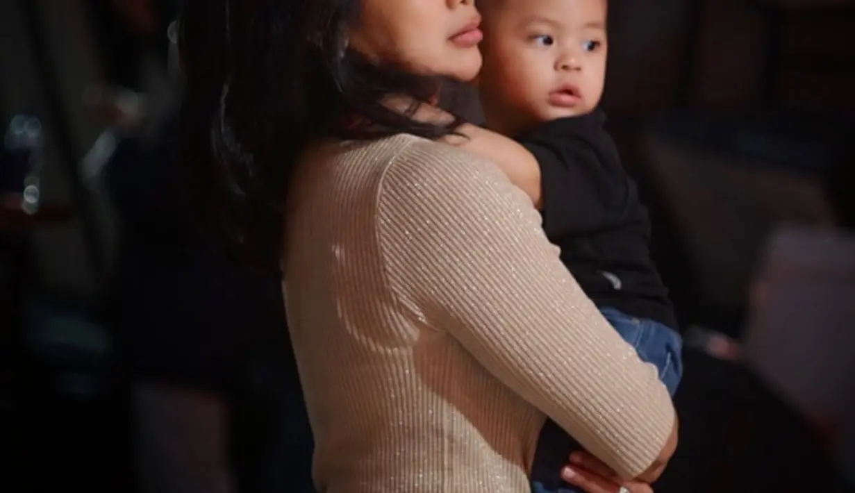 Feni Rose rela menghabiskan waktu senggangnya sambil momong cucu, sambil menunggu putri pertamanya, Giannirma Gavrila bersama sang adik. (Foto: Instagram/@fenirose)