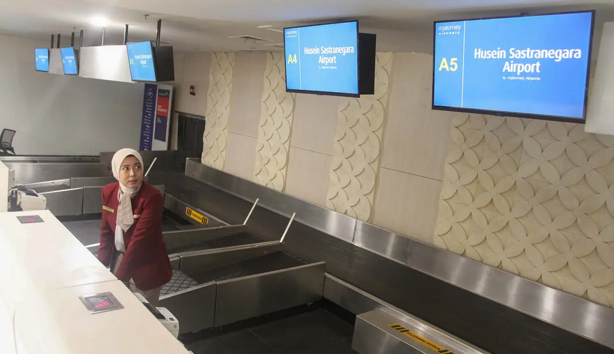 Petugas melakukan pemeriksaan  tiket mesin keberangkatan di Bandara Husein Sastranegara, Bandung, Jawa Barat, Jumat (7/8/2025).  (Istimewa)