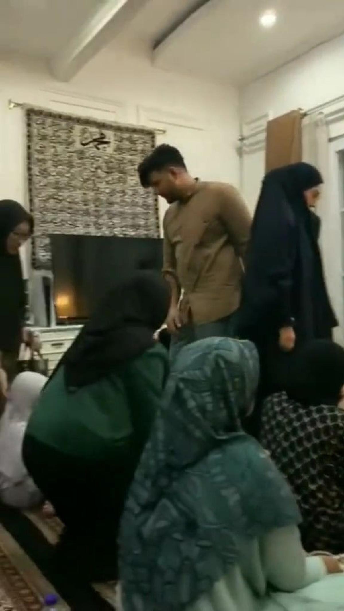 Namun, ketika Ammar Zoni lewat, Irish Bella memalingkan wajahnya, menciptakan momen canggung.<br>