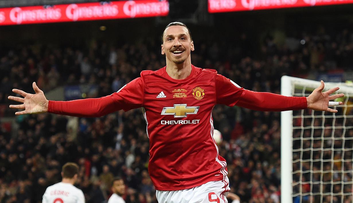 10. Zlatan Ibrahimovic (Manchester United) - Pria asal Swedia ini lahir di kota kecil dari seorang Ayah yang pecandu alkohol. Ibra cilik bermain bola di jalanan dan lapangan darurat sebelum menjadi bintang sepak bola seperti saat ini. (EPA/Andy Rain)