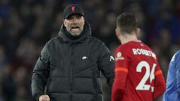 Jurgen Klopp. Pelatih Jerman berusia 54 tahun ini mulai menangani Liverpool pada 8 Oktober 2015 di pertengahan musim 2015/2016 menggantikan posisi Brendan Rodgers akhirnya hijrah ke Glasgow Celtic. Hingga kini ia telah mendampingi The Reds dalam 6 tahun, 5 bulan dan 4 hari. (AP/Jon Super)