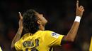 Pemain PSG, Neymar merayakan golnya ke gawang Guingamp pada laga perdana Ligue 1 Prancis di Roudourou stadium, Guingamp, (13/8/2017). PSG menang 3-0. (AP/Kamil Zihnioglu)