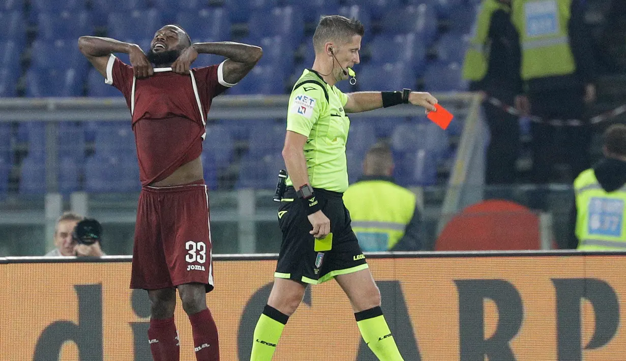 Pemain Torino Nicolas Nkoulou (kiri) bereaksi setelah menerima kartu merah saat menghadapi Lazio pada laga Serie A Italia di Stadion Olimpiade Roma, Italia, Rabu (30/10/2019). Lazio membantai Torino 4-0. (AP Photo/Gregorio Borgia)